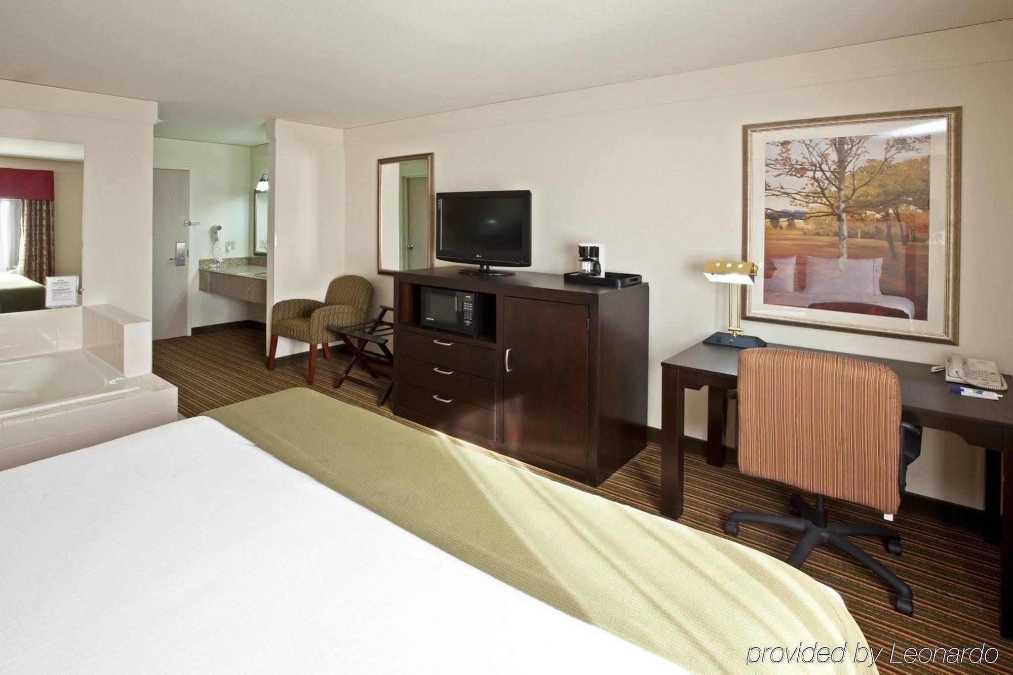 Baymont By Wyndham Litchfield Hotel Room photo